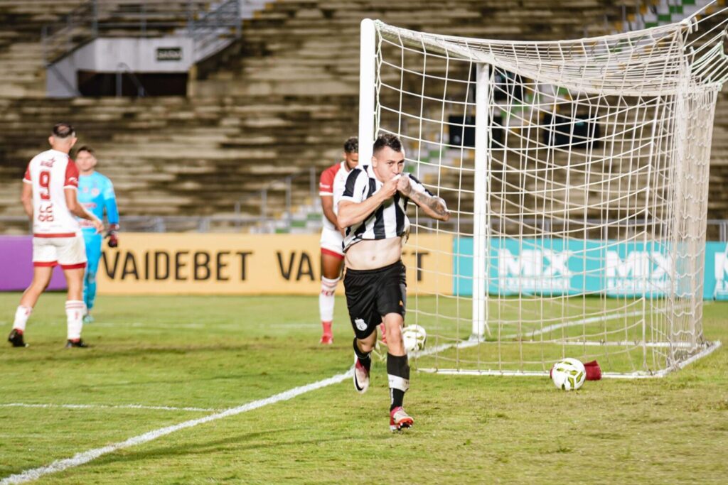 Silvano decide, Treze vira sobre o Esporte de Patos e sobe para 2º no Paraibano